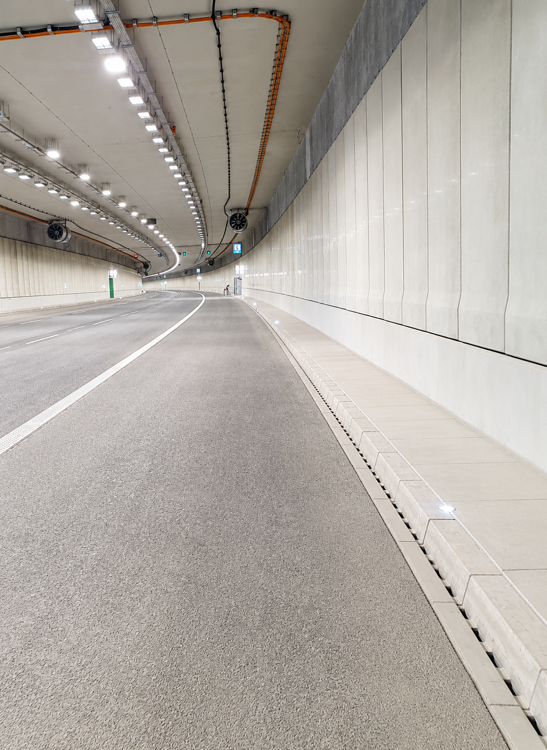 Regline K-T S200 – Monolithische Bordstein- und Tunnelentwässerungsrinne DN200